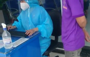 Nhân viên Hoàng Mai test covid nhanh