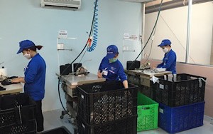 Công nhân may ghép các mảnh vải vụn ra thành giẻ lau thành phẩm